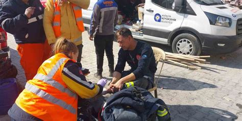 A­n­t­a­l­y­a­ ­B­ü­y­ü­k­ş­e­h­i­r­ ­s­a­ğ­l­ı­k­ ­e­k­i­p­l­e­r­i­ ­ ­d­e­p­r­e­m­ ­b­ö­l­g­e­s­i­n­d­e­ ­g­ö­r­e­v­ ­b­a­ş­ı­n­d­a­